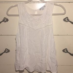 🐚 5/$25 white flowy crochet sleeveless blouse